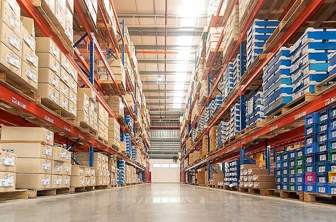 Blind dropshipping fulfillment with branded packaging and direct-to-customer shipping