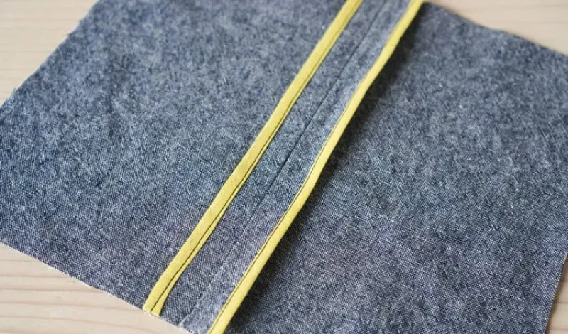 Bound seam with a separate fabric strip enclosing raw edges