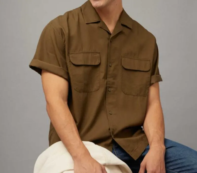 Cuban camp-collar shirt with a flat open neckline