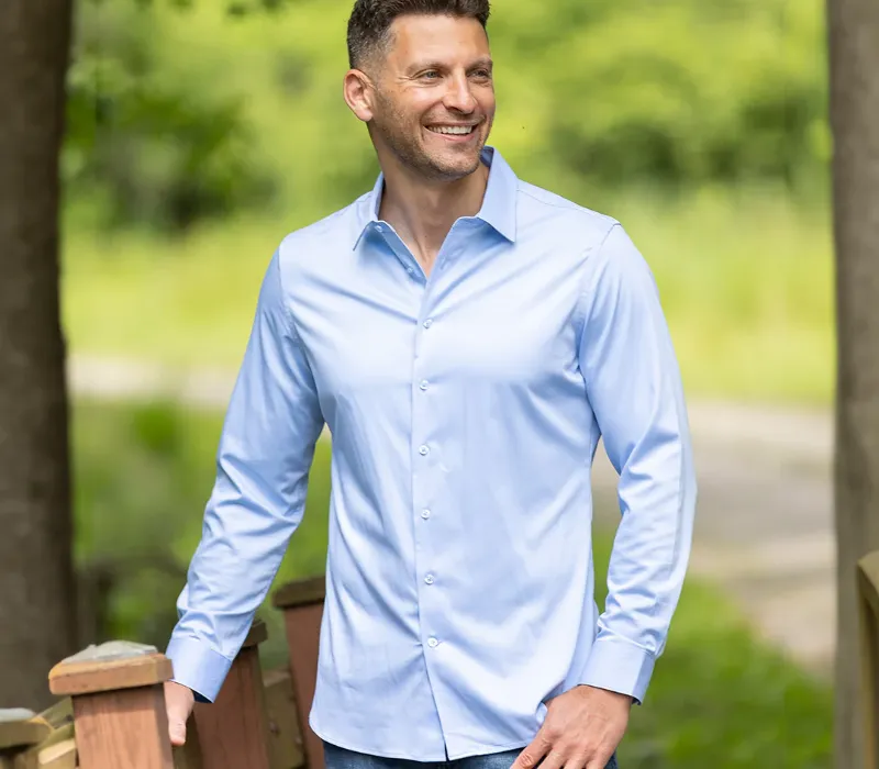 Dress shirt with structured collar and long hem for tucking