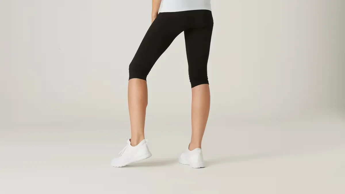 Capri and cropped yoga leggings in black — below-knee length activewear