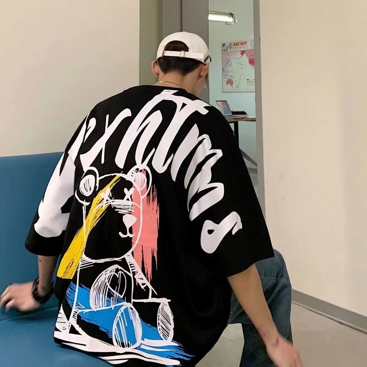 Oversized / Drop-Shoulder streetwear silhouette
