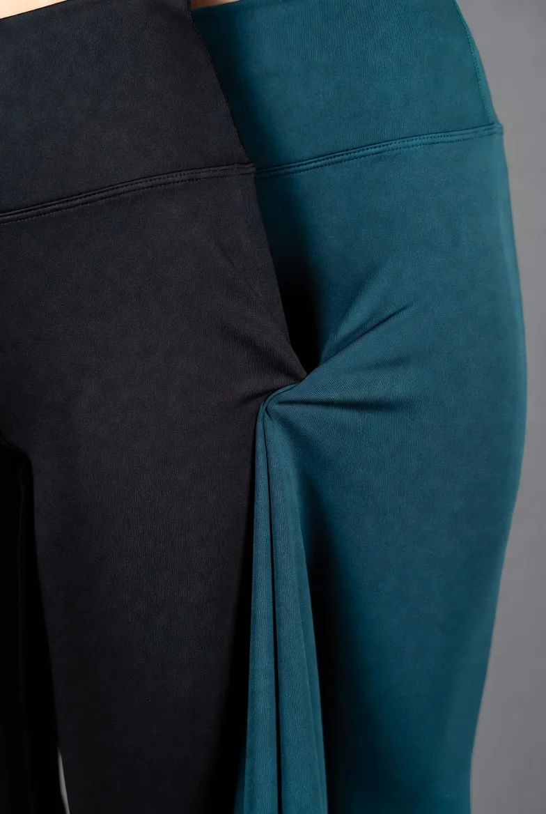 Polyester-spandex performance fabric at 150–200 GSM for yoga wear and activewear