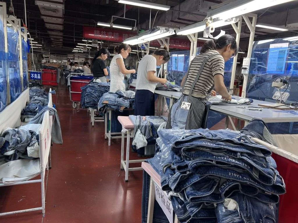 Small-batch manufacturing for emerging brands with flexible production